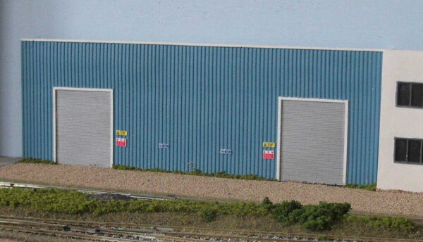 EXTRA LARGE MODERN LOW RELIEF INDUSTRIAL BUILDING WITH FLAT ROOF AND DOUBLE ROLLER DOORS OO