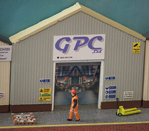 SMALL MODERN LOW RELIEF IND. BUILDING W/OPEN ROLLER DOOR OO